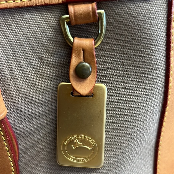 Vintage DOONEY & BOURKE tan canvas tote bag with leather shoulder straps & trim. - Picture 11 of 11